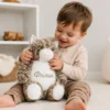 Персонализирана плюшена котка с бродирано име – мека играчка за гушкане и подарък за бебе и дете.